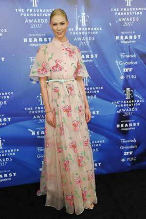 Karlie Kloss a osé la robe-chemise longue pastel ET à fleurs brodées. C'est joli !