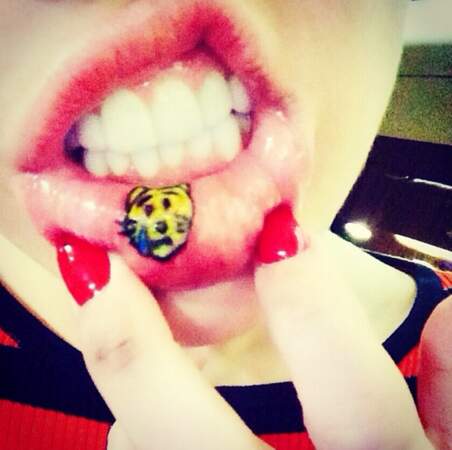 Tatouages de stars: Miley Cyrus et son tatouage emoji "chat triste" sur l'intérieur de la lèvre