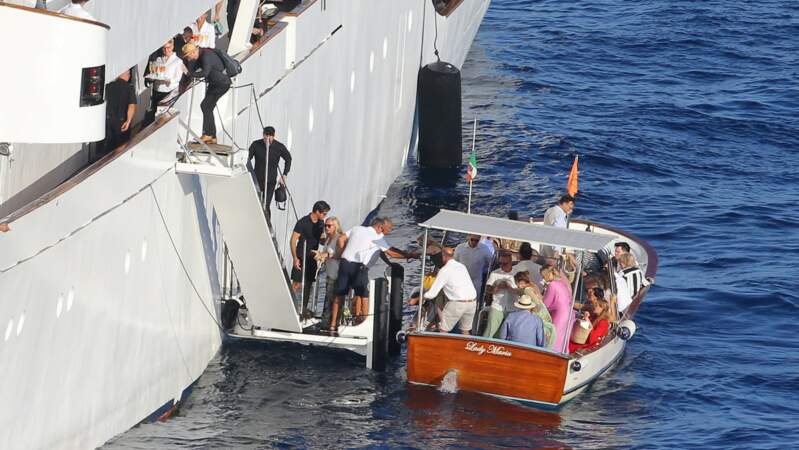 Les invités arrivant à bord du bateau  (© BS / Bestimage)