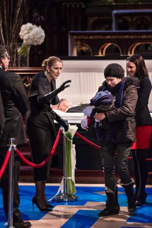 Céline Dion est touchée par la visite d'une femme et son bébé 