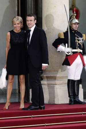 Brigitte Macron tout sourire au côté de son homme d'Etat