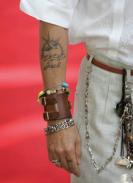 Les tatouages oiseaux de Johnny Depp