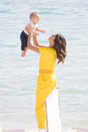 Cannes 2019 : Eva Longoria et son fils Santi à la plage