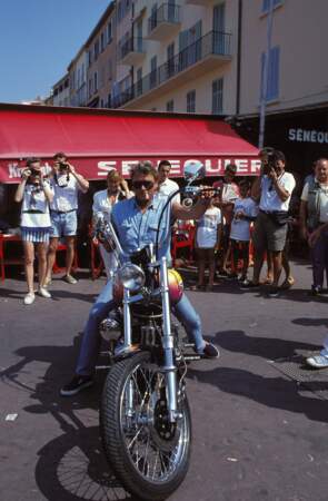 Johnny Hallyday sur une grosse cylindrée sur le port de Saint-Tropez en 1993