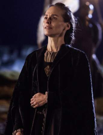 Elle joue la reine Selyse Baratheon, la femme de Stannis