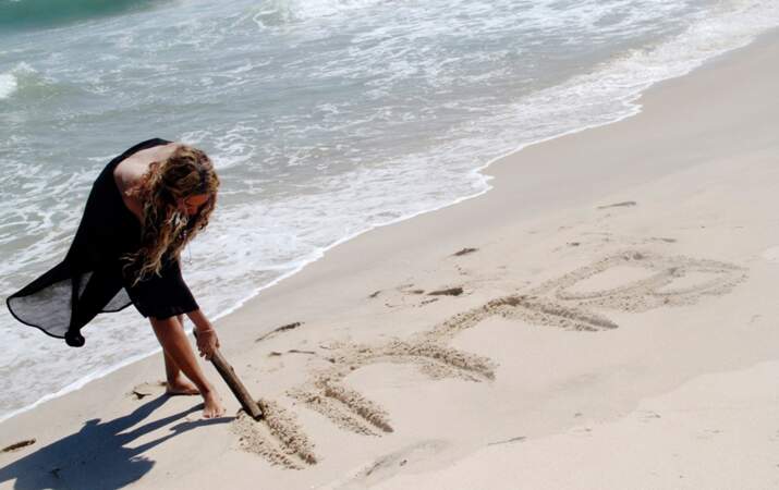 En particulier écrire des prénoms sur le sable, ici Beyoncé et Blue Ivy