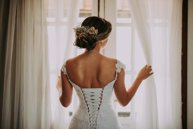 Idée de coiffure pour une mariée : le chignon bas et son diadème de fleurs