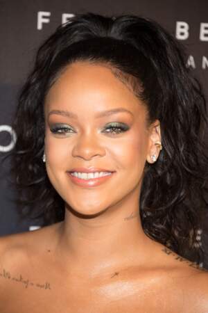 Tatouage: ces stars qui portent un tatouage sur la clavicule - Rihanna 