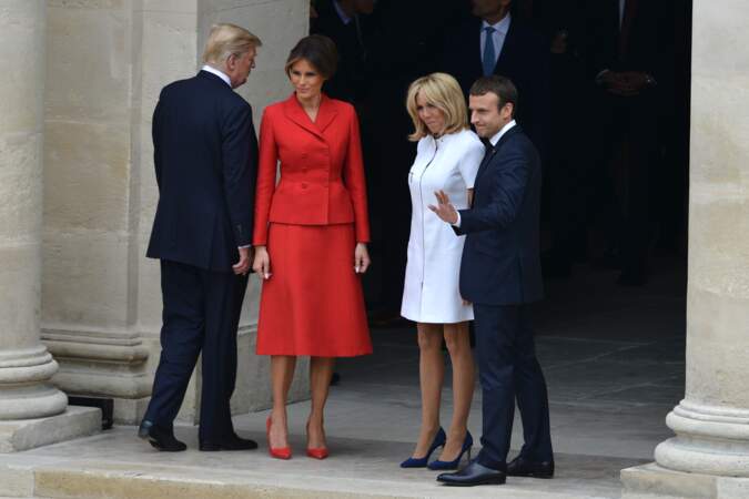 À Paris, Brigitte Macron, en court et blanc, et Melania Trump, en rouge et long, ont rivalisé d’élégance