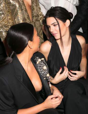 Kendall Jenner demande à sa grande soeur Kim Kardashian si son décolleté n'est pas trop sage...