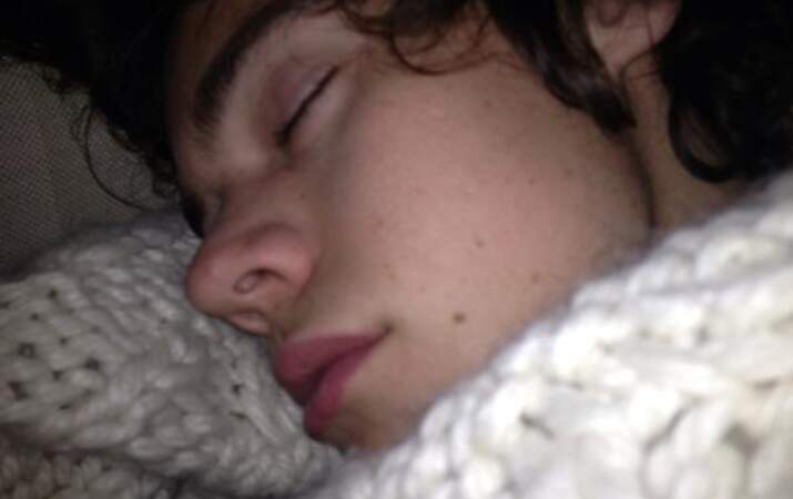 Chut ! Harry Styles des One Direction est endormi.
