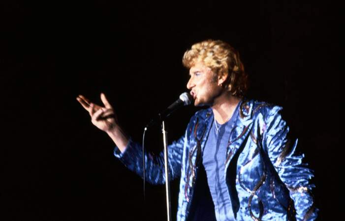 Septembre 1982 : toujours en concert au Palais des Sports, Johnny Hallyday illumine la scène en look bleu glitter 