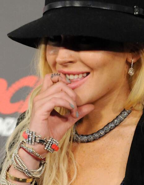 Le tatouage "shhh..." au doigt de Lindsay Lohan