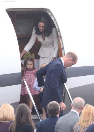 Le prince George fait la tête lors d’une visite officielle - Kate Middleton et sa fille Charlotte suivaient de près