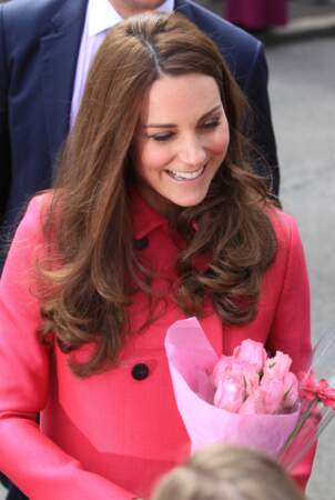 C'est avec le sourire que la duchesse de Cambridge reçoit des fleurs assorties à son manteau