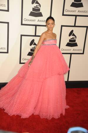 Les évolutions look des popstars : Rihanna aujourd'hui, avec sa somptueuse robe rose