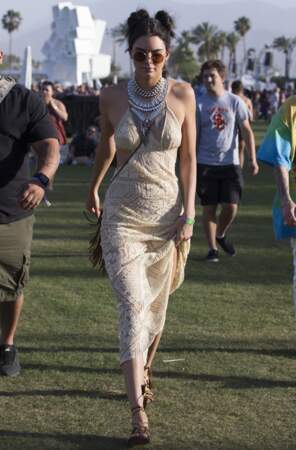 Kendall Jenner est plus discrète dans sa robe en crochet 