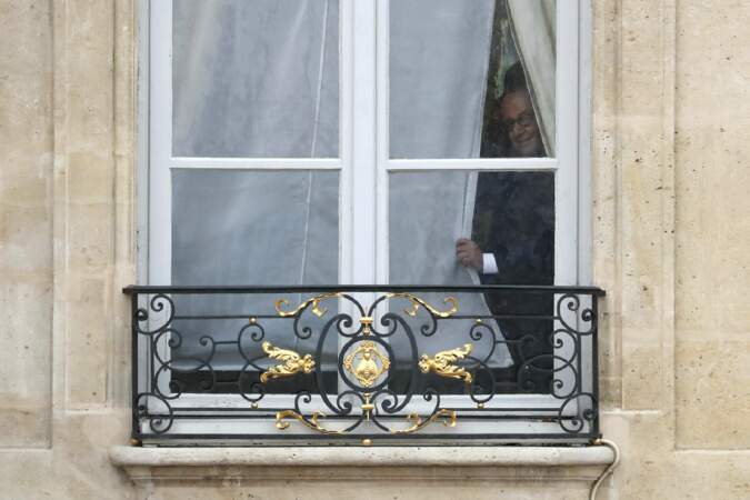 François Hollande regarde par la fenêtre