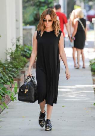 Autre Vuitton, autre style : Ashley Tisdale a choisi un format XL (elle y a caché son chihuahua)