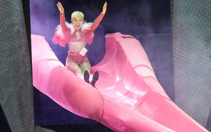 Miley Cyrus est arrivée sur scène en toboggan