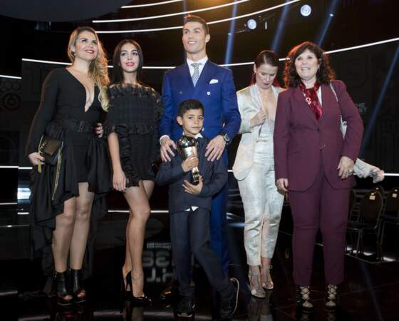 Prix FIFA : Cristiano Ronaldo entourée de sa mère, sa soeur, sa tante, sa chérie et son fils