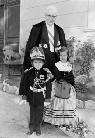 Le prince Albert, la princesse Caroline et leur grand-père le prince Pierre