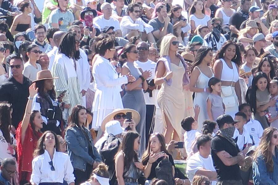 Le clan Kardashian réuni pour la messe de Pâques de Kanye West à Coachella