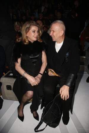 Catherine Deneuve et Jean-Paul Gaultier au défilé Louis Vuitton lors de la fashion week de Paris, le 6 mars