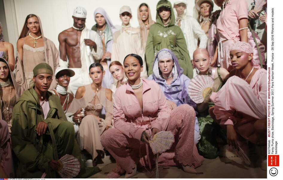 Rihanna pose fièrement avec ses mannequins avant la présentation de sa nouvelle collection pour la marque Puma