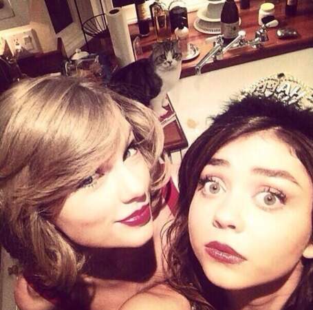 Le selfie de Taylor Swift et Sarah Hyland, photobombé par LE CHAT