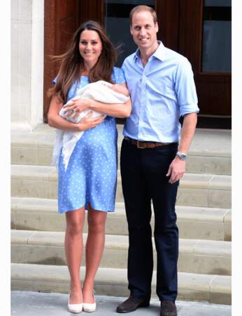 ... et le 23 juillet 2013, le lendemain de sa naissance, ils présentent au monde leur petit prince George