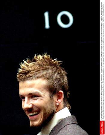 David Beckham en 2002: il lance le look "crète chic", avec sa coupe de punk, son costume (et une bo moins abusée)