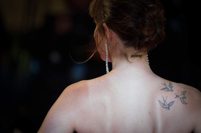 Les tatouages hirondelles sur l'épaule de Dakota Johnson