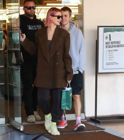 Hailey Baldwin et Justin Bieber quittent Barnes And Noble à Los Angeles