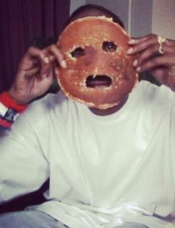 Sacré bout-en-train, Snoop Dogg nous fait la blague du masque-pancake