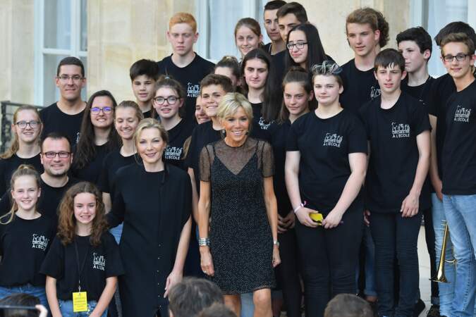 Brigitte Macron pose avec d'autres jeunes musiciens
