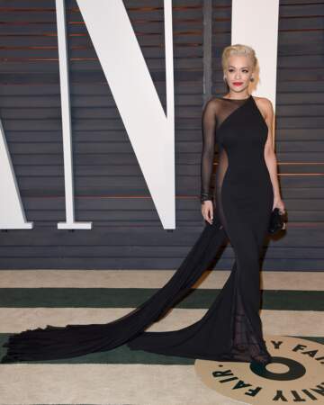 Ces robes qui ne cachent VRAIMENT rien, les tenues de soirée les plus osées des stars : Rita Ora