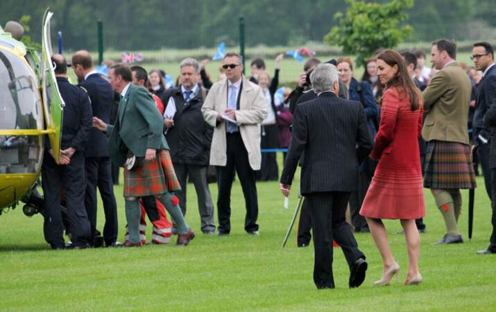 Au cours de la visite, le prince William semble étrangement intéressé par cet hélicoptère de secours...
