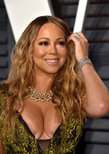 Mariah Carey aux Oscars : comprimée dans un décolleté trop serré, sa poitrine risque l’explosion