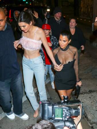 Kourtney Kardashian et Kendall Jenner sortent du restaurant Craig's, West Hollywood