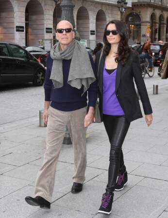 Bruce Willis, son écharpe et sa femme dans les rues de Paris.