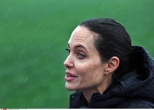 Ce n'est pas la pluie qui empêchera Angelina Jolie d'apporter son soutien aux réfugiés syriens (à Zahlé, au Liban)