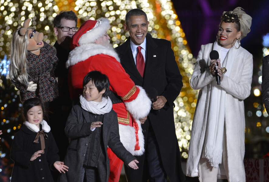 Obama, tout sourire avec le Père Noël 