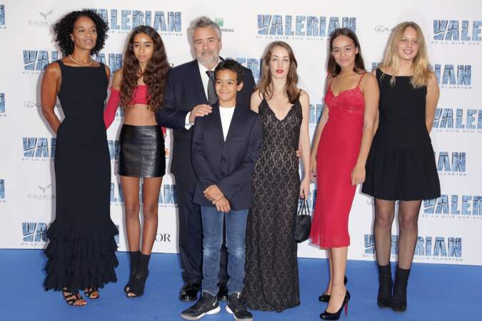 Avant-première de Valerian : Luc Besson avec sa femme et ses cinq enfants, Sateen, Mao, Juliette, Thalia et Shanna