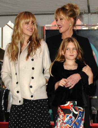 Melanie Griffith et ses deux filles lorsqu'Antonio Banderas reçoit son étoile sur Hollywood Boulevard en 2005