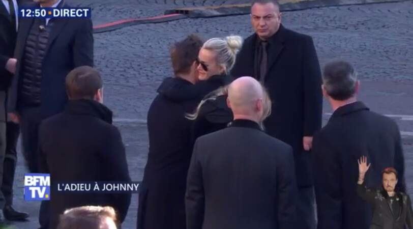 Hommage à Johnny Hallyday : en larmes, Laeticia prend David Hallyday dans ses bras