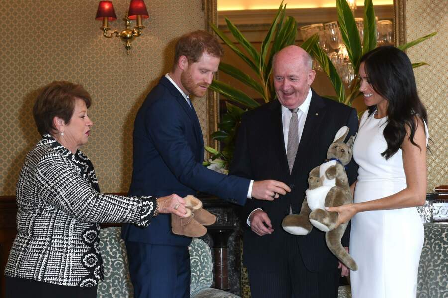 Voici Meghan Markle Enceinte Premiers Cadeaux Pour Bebe Et Baby Bump Discret En Australie Voici