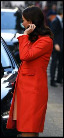 Kate Middleton, en rouge, mais sans sa bague de fiançailles lors de sa visite de l'hôpital de Great Ormond