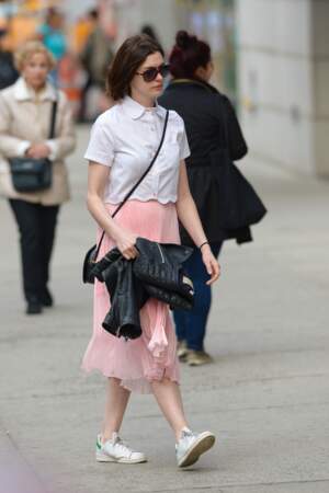 Anne Hathaway en jupe plissée et perfecto en cuir