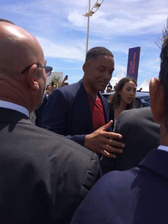 Will Smith signe quelques autographes